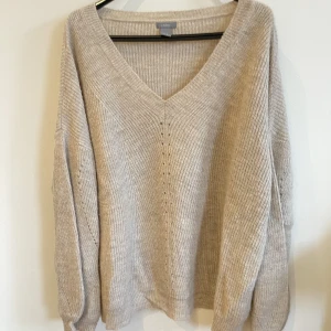 Stickad oversized tröja - Använd fåtal gånger, lägger sig fint över de flesta underdelar man väljer att para tröjan med! 