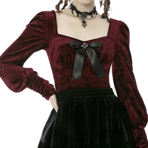 Gotisk vinröd topp från dark in love - Gotisk topp från märket dark in love. Den är stretchig och i sammet. Det står att den är i M men S funkar också