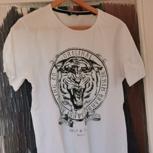 T-shirt - Tisha med tryck, i fint skick!