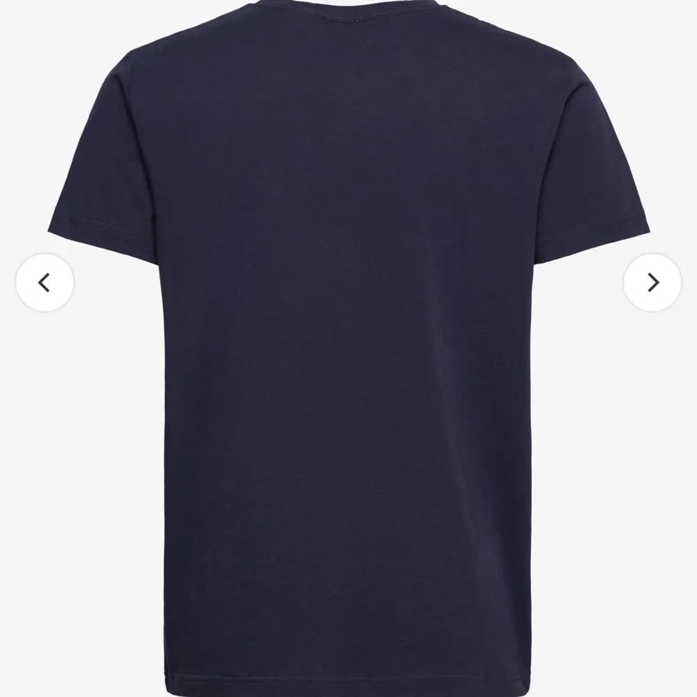Gant t shirt i storlek 176 (16år). inga defekter, aldrig använd så den är som ny. ny pris ligger runt 400kr. T-shirts.