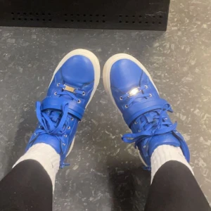 Blå sneakers  - Från Aldo, nypris är 1500kr. Har använt de 2 gånger och dem är i ny skick. 