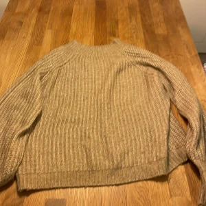 Brum stickad tröja  - Brun stickad tröja, använd få gånger, inga fläckar eller håll, lite oversized 