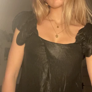 Topp - Svart topp med stora axelband