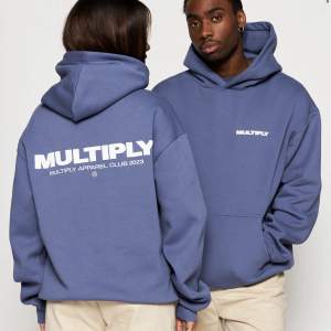 Blå hoodie från multiply apparel endast använt fåtal gånger så den är i utmärkt skick, köpt för ca 950kr, skriv för egna bilder! Tröjan är unisex 