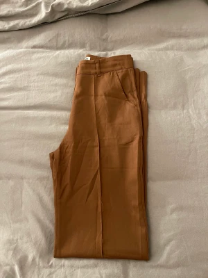 Kostymbyxor Madlady  - Bruna kostymbyxor från Madlady, använda 1 gång. Nyskick! 🤎 Storek EU 36, L 34
