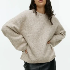 Stickad tröja Arket - Säljer denna stickade tröjan ifrån Arket, alpacka-och ullblandning ❣️ Helt ny och har prislappen kvar, skriv för bilder 🫶🏽 Storlek S, nypris 990:-