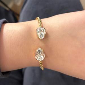 Världens finaste armband!  ”Mini drop Bracelet”  Säljer detta populära armband från Caroline Svedbom, nypris 699. Använt det cirka 3 gånger och det är i nyskick. Guldpläterat 18k. Det är justerbart så passar alla. ❤️✨ Diskuterbart pris!!