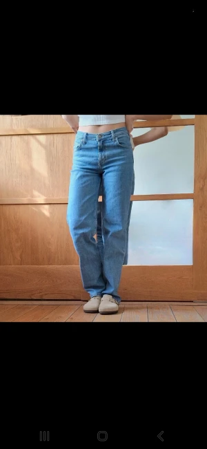 Lee Jeans w24 - W24×L31  Jätte fina, knappt använda. Lappen bak är lite av. Fin blå färg. Modell Jane, som är rak och medel i midje höjd.