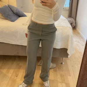 Grå kostymbyxor - Gråa kostymbyxor som är köpta second hand. Står ingen storlek men passar mig som har S/36. Uppsprättade längst ner, se bild.   Kolla gärna in mina andra annonser, samfraktar gärna 🤝