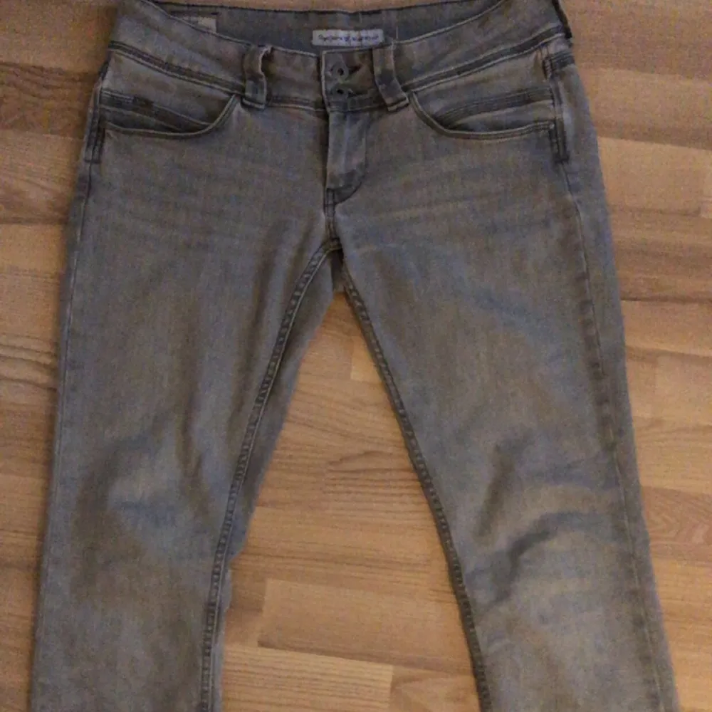 Säljer mina Pepe Jeans i modellen venus,strl 33/32. Säljer pga passar inte längre, inget fel på byxorna alls, knappt använt.köpte för 1099kr på Zalando för ungefär ett år sen.. Jeans & Byxor.