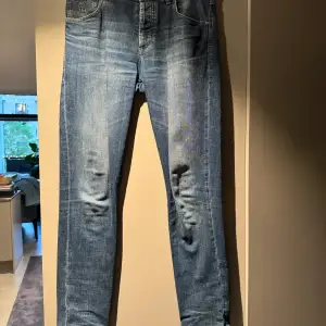 Brunello Cucinelli jeans i storlek 44. Använda en säsong. Anpassade på längden för 177cm lång. Inköpta på Brunello Cucinelli’s hemsida.