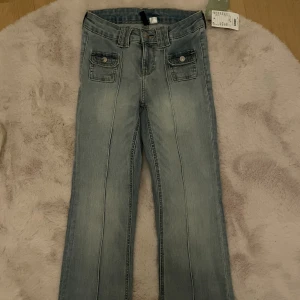 Jeans  - Nyköpta bootcut jeans från H&M och de är inte använda någon gång därav sitter prislappen kvar. Jättesnygg blå tvätt och påminner om 90s. Kvitto finns. Det är storlek 34 men passar även 32 och 36 då de är såpass stretchiga.