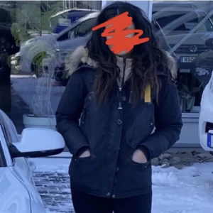 Parajumper  - Svart Parajumper jacka   Modell: parka doris   Storlek: S   Sparsamt använt, köpt från johnells i Norrköping.  