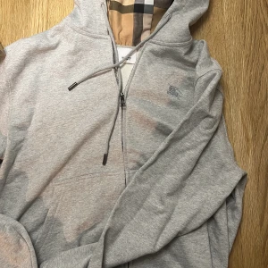Burberry kofta  - Tjena säljer min burberry kofta som jag nyss  fått har använt ett fåtal gånger den är 9/10 skick den är köpt på garmsmarket har kvitto hör av er vid frågor och funderingar 