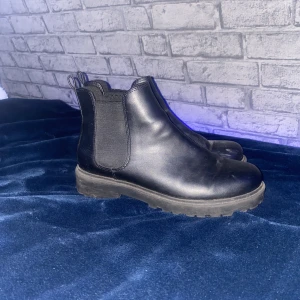 Boots hm divided  - Strl 39, endast använt få gånger