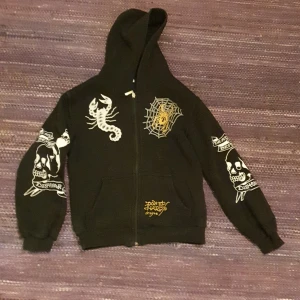 Ed hardy hoodie - Säljer ed hardy hoodie i st s / xs  Inte min hooide men hjälper till att sälja Typ nyskick 