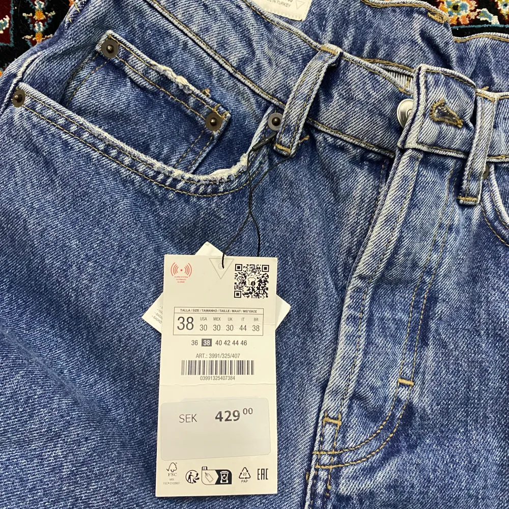 Säljer mina zara jeans för de är små.. Jeans & Byxor.