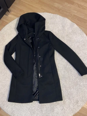 Svart kappa  - Svart kappa köpt från bohoo för ca två år sedan använd 2 gånger i väldigt bra och fint skick. Storlek XS 
