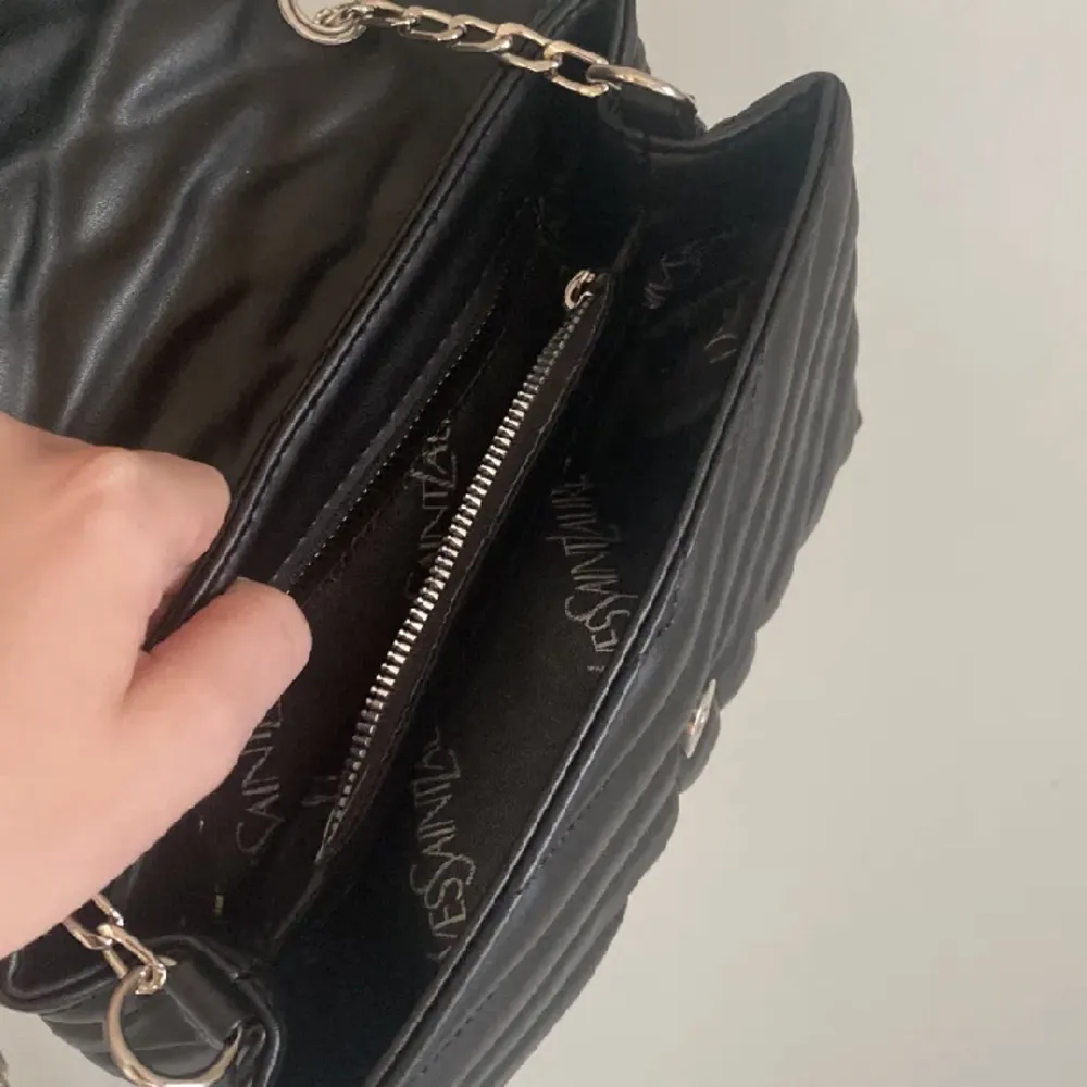 Super fin ysl väska tror inte den är äkta därav priset. Den är i nyskick och 10/10 kvalitet. Man får plats med mycket i den pris kan diskuteras vid snabb affär💞. Accessoarer.