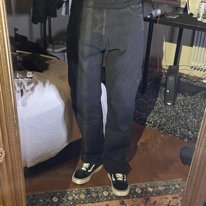 Svarta jeans - Säljer ett par svarta jeans från Weekday. Bra skick!  Modelltyp: Space Storlek: 32/32