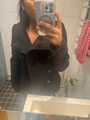 Kappa - Säljer nu denna fina kappa som är perfekt till hösten. Den är köpt på Plick och använd ett fåtal gånger💓 kan frakta och möta upp i Stockholm💓