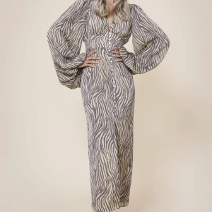 Adoore positano - Otrolig klänning som tyvärr blivit lite för liten för mig. En knapp saknas längst ner, inget man tänker på då den var så när jag köpte den och märkte inte att den saknades förens det var försent att returnera! Kan ta fler bilder