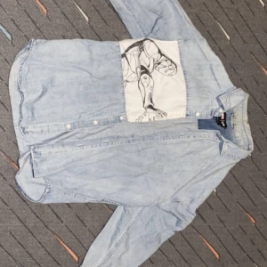 Marvel Jeans tröja - Säljer pga att jag inte längre använder den. Har använt den några gånger dock är den i jättebra skick. För folk som tycker om Marvel eller Iron Man som ni ser på bilden haha. Den är oversized fit.