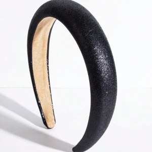 Svartglittrigt diadem  - Säljer detta helt nya diademet med svart glitter då jag inte passar i diadem 🫶🏼