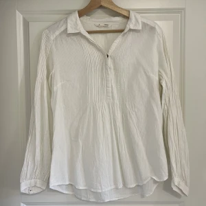 Blus Odd Molly - Fin blus i bomull från Odd Molly. Stilrent plagg med små detaljer som gör det unikt 🤍 Storlek: M