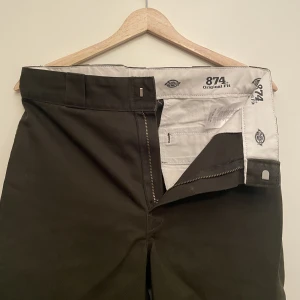 DICKIES 874 - Dickies 874 Original Fit Mycket fint skick, inte använt mycket. W33/L32