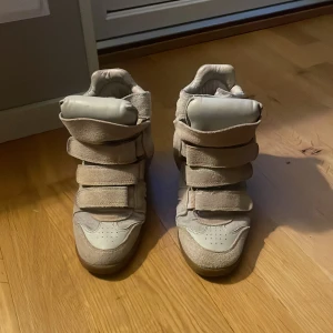 Isabell marant skor  - Intresskoll på mina isabell marant skor i storlek 37, bra skick, äkta säkert, köpta här på Plick jag har avvänt dom en gång! Skriv prisförslag❤️! Original pris 5900