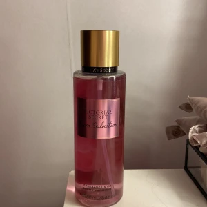 Victoria’s secret bodymist - Victoria’s secret bodymist i doften ”Pure Seduction” aldrig använd. Säljer pga att jag inte gillar doften😊 Säljes för 250kr, köpt för 300