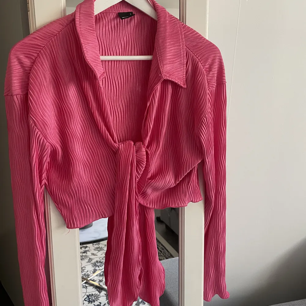 Säljer detta plisserade rosa set, anvönd 1 gång bara. Tröjan är i storlek L men passar även S och M. Byxan är i storlek S och passar även en M💕. T-shirts.