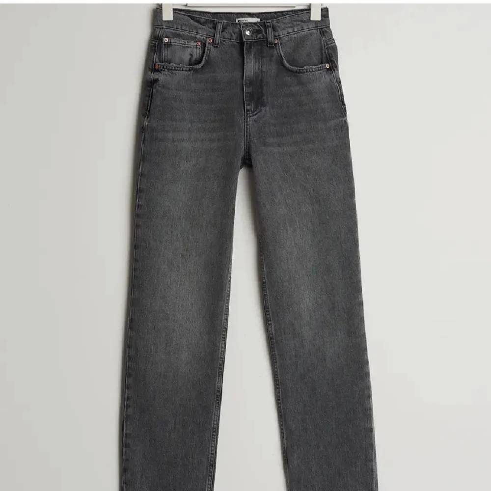 Snygga jeans från Gina i storlek 36, bra skick💕. Jeans & Byxor.