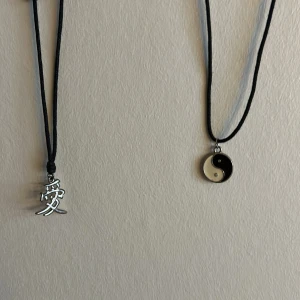 Halsband - Två fina halsband, ett med kina tecken och ett med yin och yang. De har justerbar längd💗Ett för 30 båda för 50