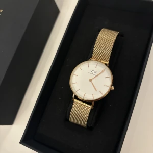 Daniel Wellington klocka  - Knappt använd klocka från Daniel Wellington. Nypris 1299kr. Jag säljer min för 800kr  Inget kvitto därav priset 