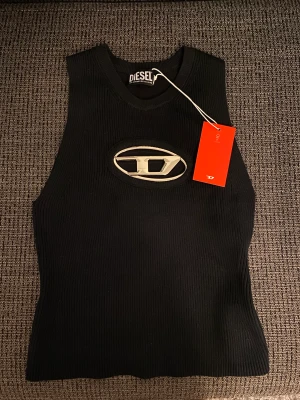 Diesel logo Onerva top - Diesel Logo Onerva top   Använd ett fåtal gånger men annars som ny.   Storlek: S (be om mått)   Pris kan diskuteras vid snabb affär, lägg gärna Bud! 