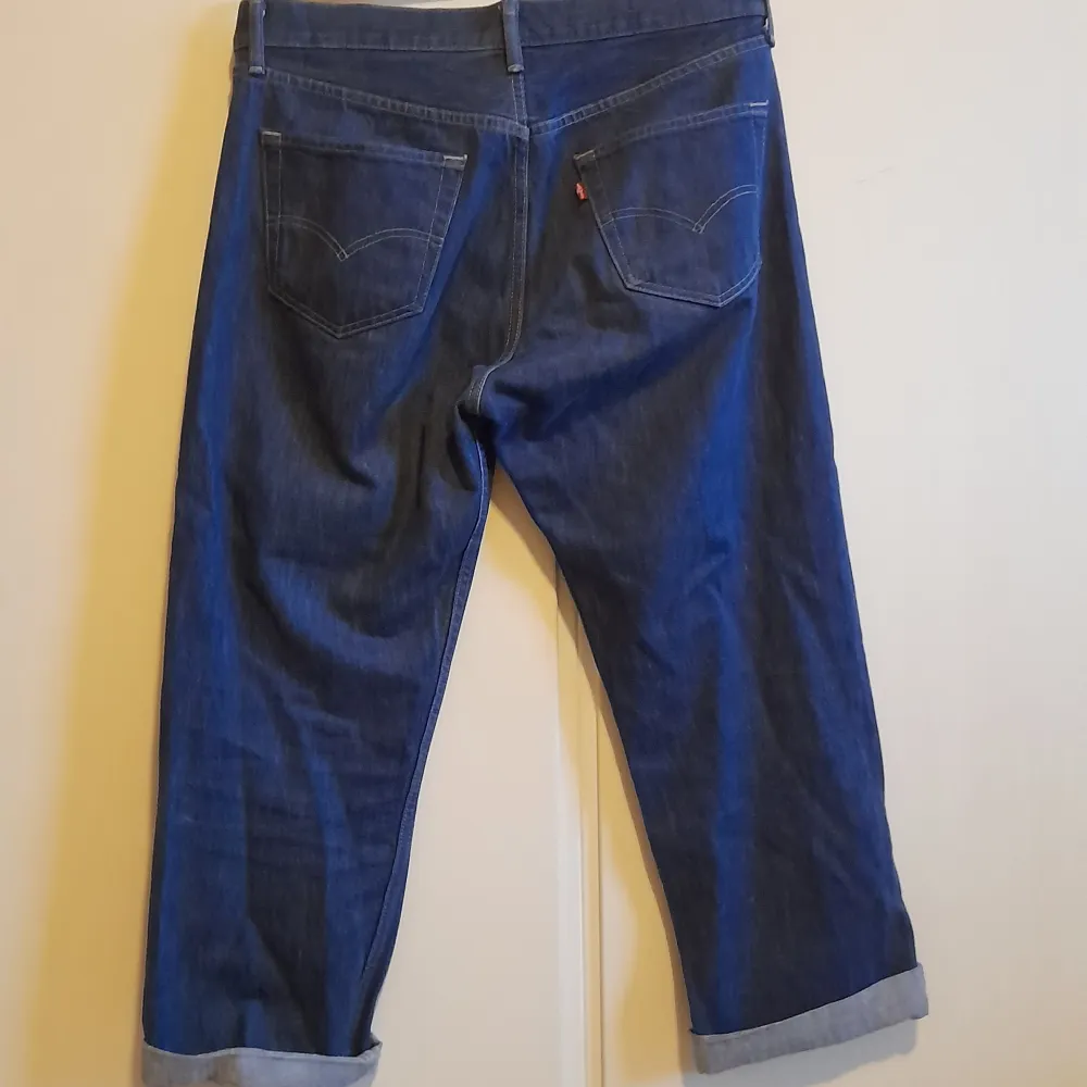 Levi's 501 34x34 i bra skick, mörkblå/indigo färgade, storlek M/L . Jeans & Byxor.