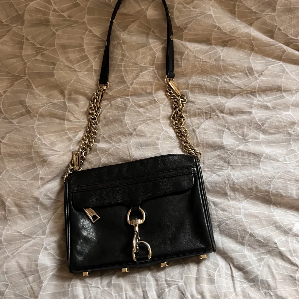 Säljer denna skitanygga Rebecca Minkoff väska som jag ej använder, lite avskalad färg på nedre hörn men inget som märks💓. Väskor.