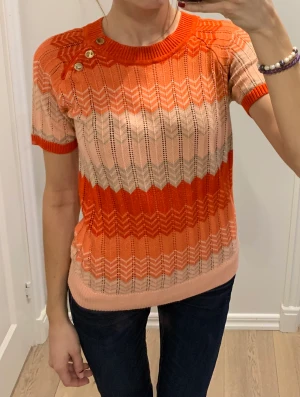 Missoni inspirerad topp - Säljer min fina missoni inspirerade topp från Holly & Whyte Lindex, storlek S/M☺️💕 Den är i väldigt bra skick!  Stickad t-shirt