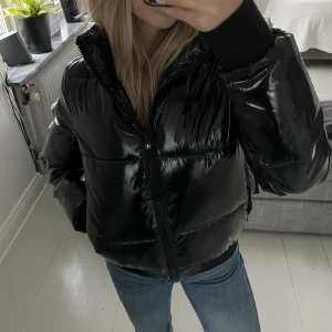 Perfekt vinterjacka - Vinterjacka som också fungerar  vattentät. Väldigt bra passform och håller värmen så bra. Säljs för jag köpt ny! Skicket är bra, finns någon liten repa som finns med på bilderna men syns knappt. Vill bli av med den därför det låga priset.