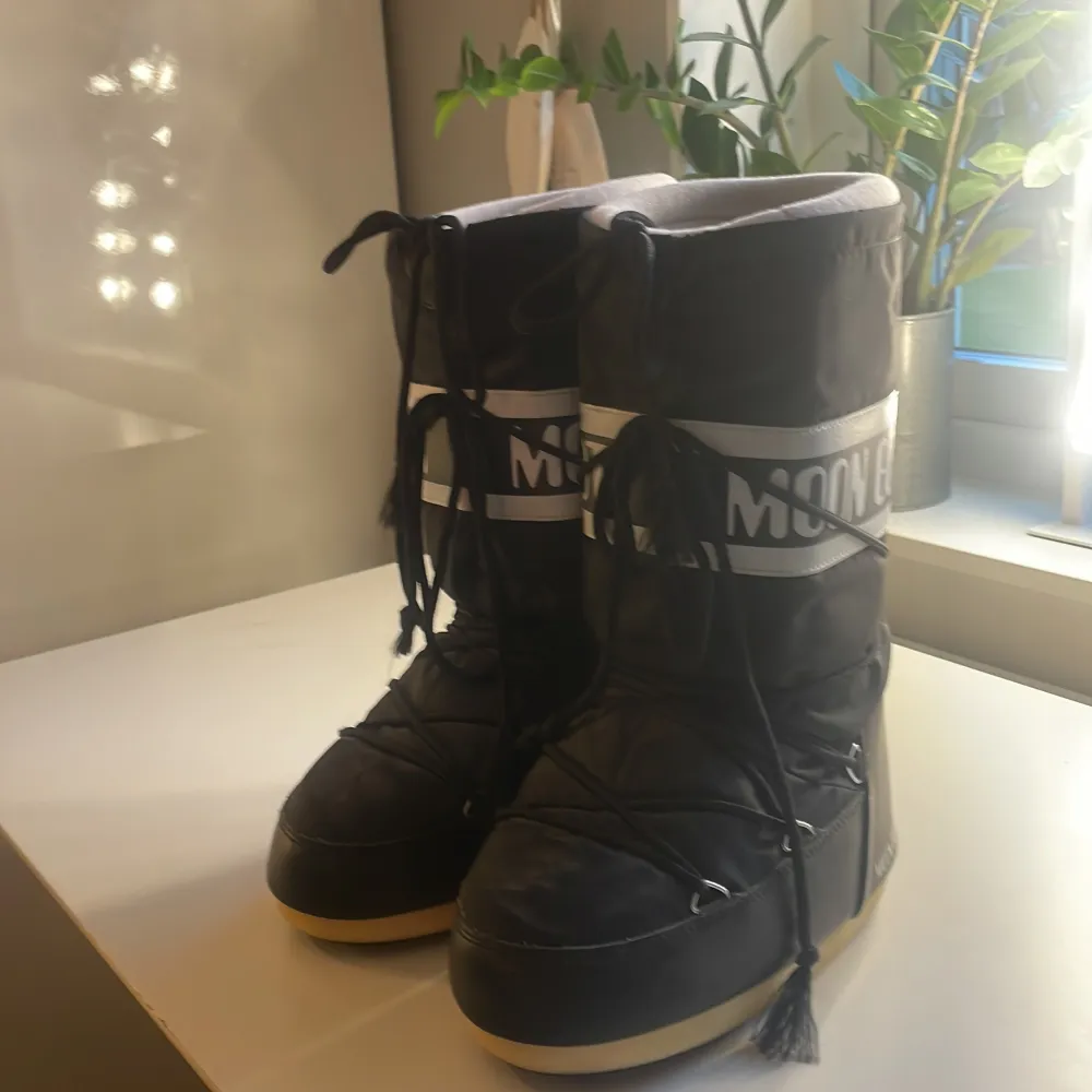 Säljer nu mina moon boots 😍 skriv vid intresse tryck inte på köp direkt! Kom gärna med prisförslag, jätte bra kvalitet ser ut som nya 🥰 storlek 35-38 perfekt nu till vintern . Skor.