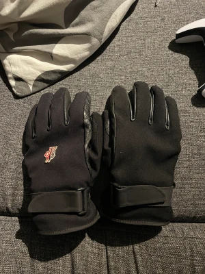 MONCLER GUANTI GLOVES - Äkta I mycket bra skick knappt använt dom då dom är lite stora för mig Kan mötas i Enköping eller skicka