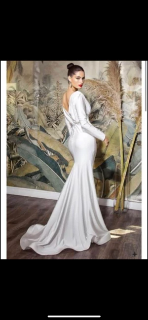 Brudklänning/ombytesklänning - Min fantastiskt fina och sköna ombytesklänning som jag enbart har använt i 4 h under vårt bröllop. Den är så himla vacker. Storlek: 38 med passar allt från 36-40 beror på kroppsfiguren och då materialet är väldigt stretchigt.