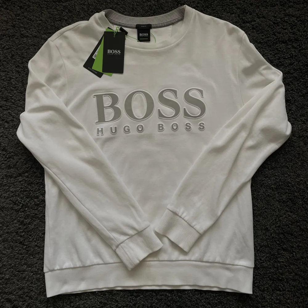 En väldigt sällsynt Hugo boss tröja limited edition. Går inte att få tag på längre. Det är 10/10 skick, inga fel eller defekter. . Tröjor & Koftor.