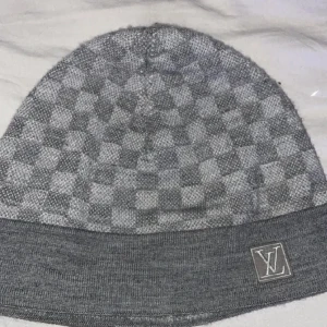 Louis Vuitton mössa - Hejsan väljer nu att sälja mössan på grund av att jag köpt mig en annan! Mössan är i gott skick men ändå lite tight. Fräsch och stilig/nytvättat Jag tar emot byten så det är bara att slå en pling så kommer vi på något bra🙏