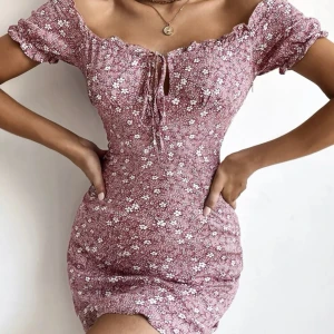 Klänning - Aldrig använd då den är för tajt vid brösten. Endast testad 