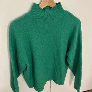 snygg stickad tröja från ginatricot!! gratis frakt!!!💗obs, lite mer ”grönare” nyans i verkligheten