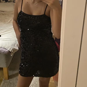Fin paljett glittrig klänning❣️ - Jätte snygg klänning, men tyvärr så kommer den ej till användning:/💕  Säljer för 100kr då jag köpte för 200kr och den är använd 1 gång💞