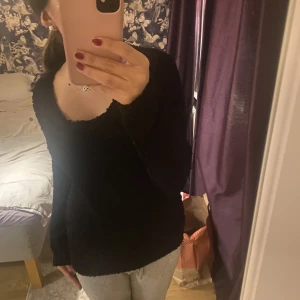 Svart stickad tröja🩷 - Säljer en fin stickad tröja eftersom den tyvärr inte används mer💕